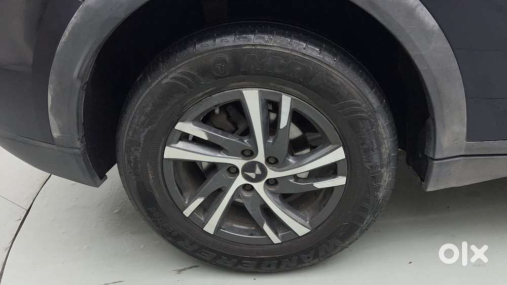 Mahindra Xuv700 2.0 Ax 5 Petrol Mt 7 Str, 2024, Petrol