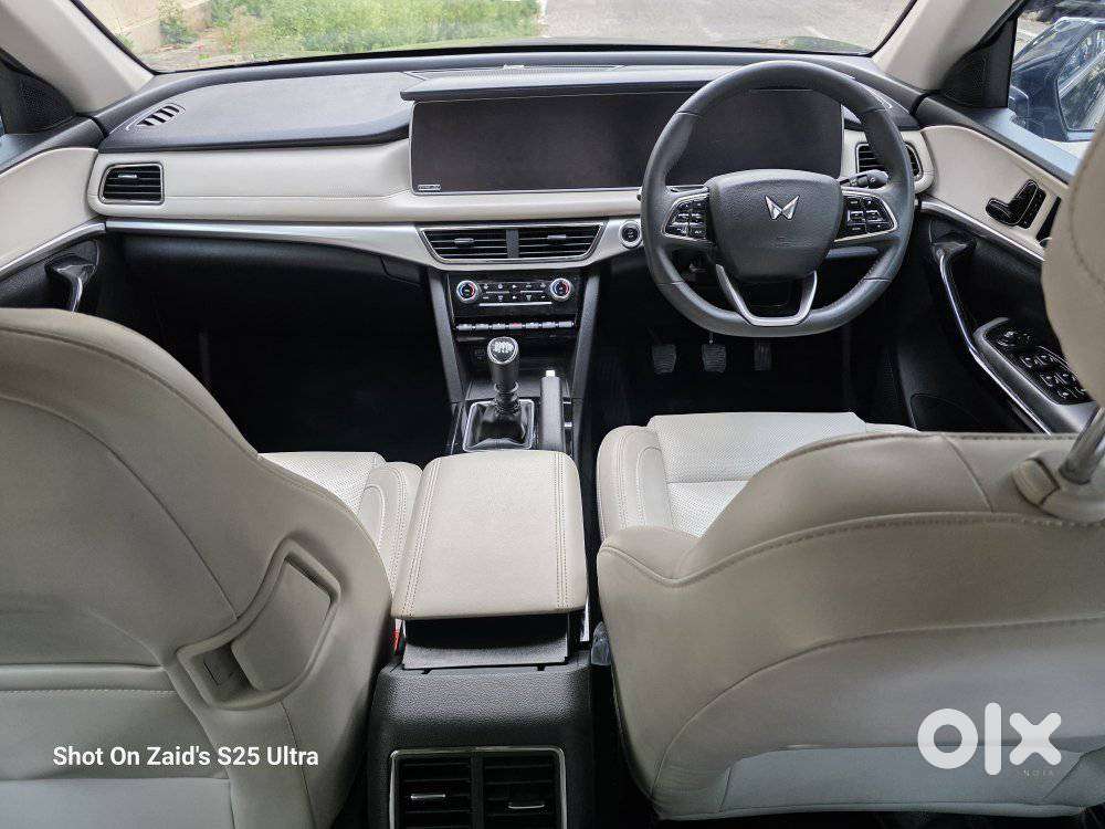 Mahindra Xuv700 2.0 Ax 7 Petrol Mt Str, 2025, Petrol