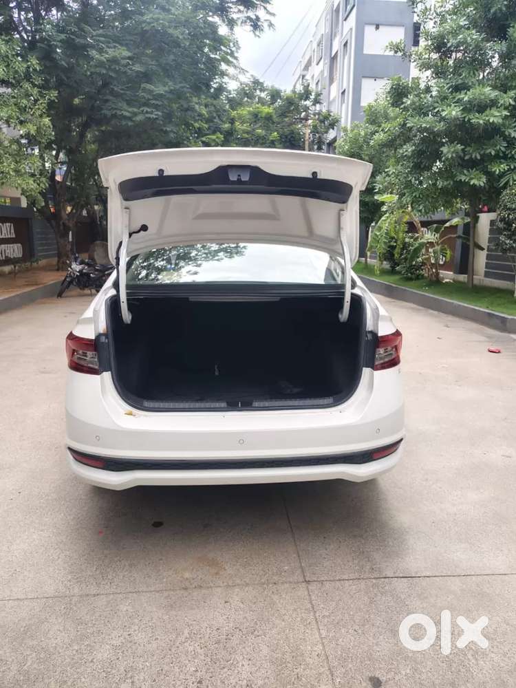 Skoda Slavia Ambition 1.0l Tsi At, 2022, Petrol