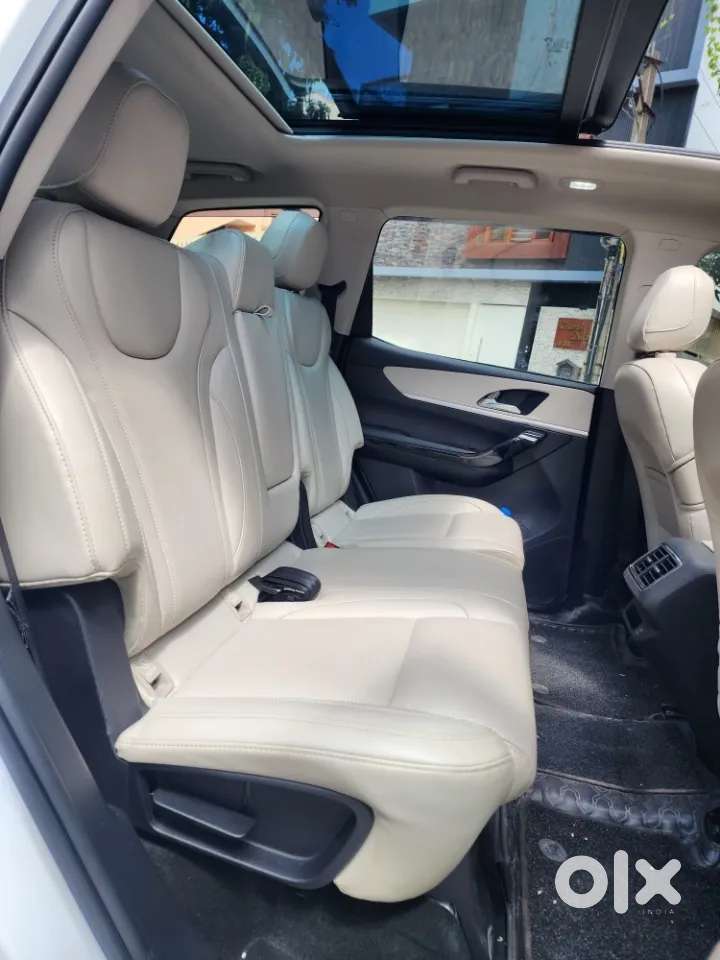 Mahindra Xuv700 2.0 Ax 7 Petrol Mt Str, 2025, Petrol