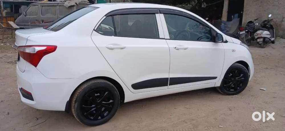 Hyundai Xcent White Colour