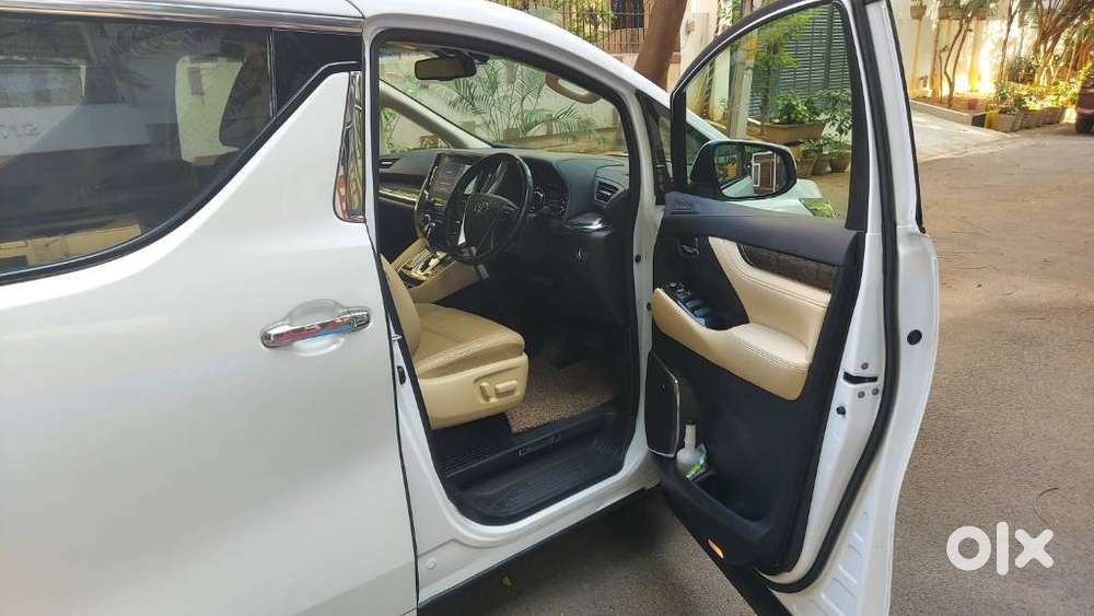 Toyota Vellfire 2.5 Executive Lounge, 2023, Cng & Hybrids