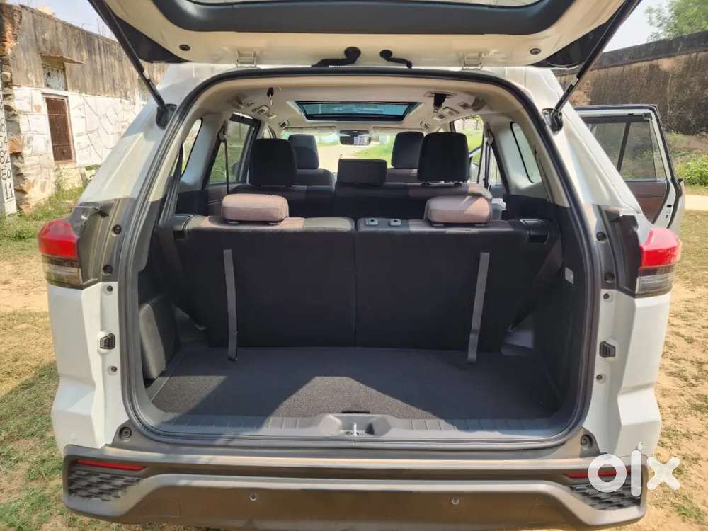 Toyota Innova Hycross 2025