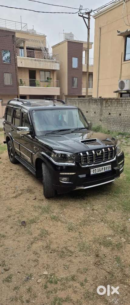 Mahindra Scorpio S11 Boss Edition Black Colour Captain Seat