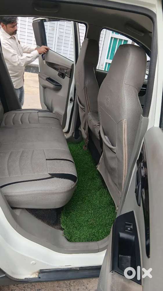 Kuv Mahindra White 2016 Modal Good Condition