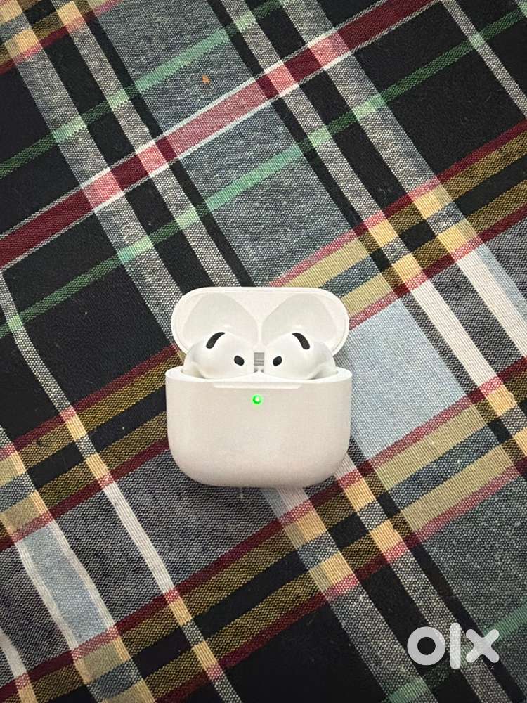 Apple airpods all ne mint condition with box and bill 4month warranty