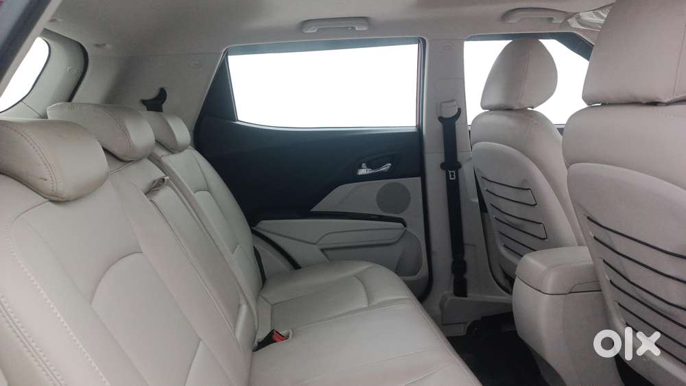 Mahindra Xuv300 1.2 W8 (o) Amt Petrol, 2022, Petrol