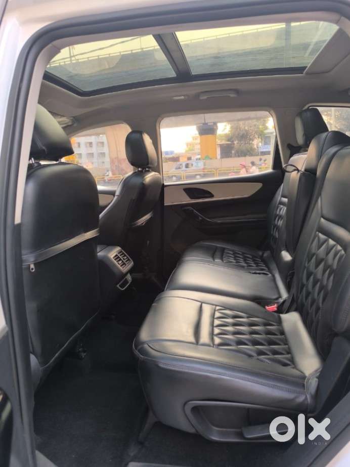 Mahindra Xuv700 2.0 Ax 5 Petrol Mt 7 Str, 2023, Petrol