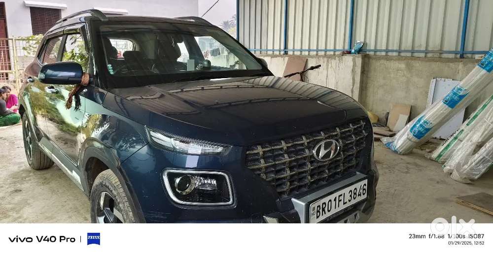Hyundai Venue 2021 Petrol 10400km Drive