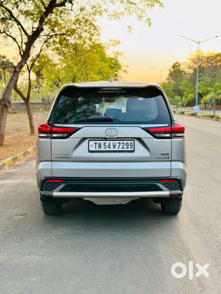 Toyota Innova Hycross