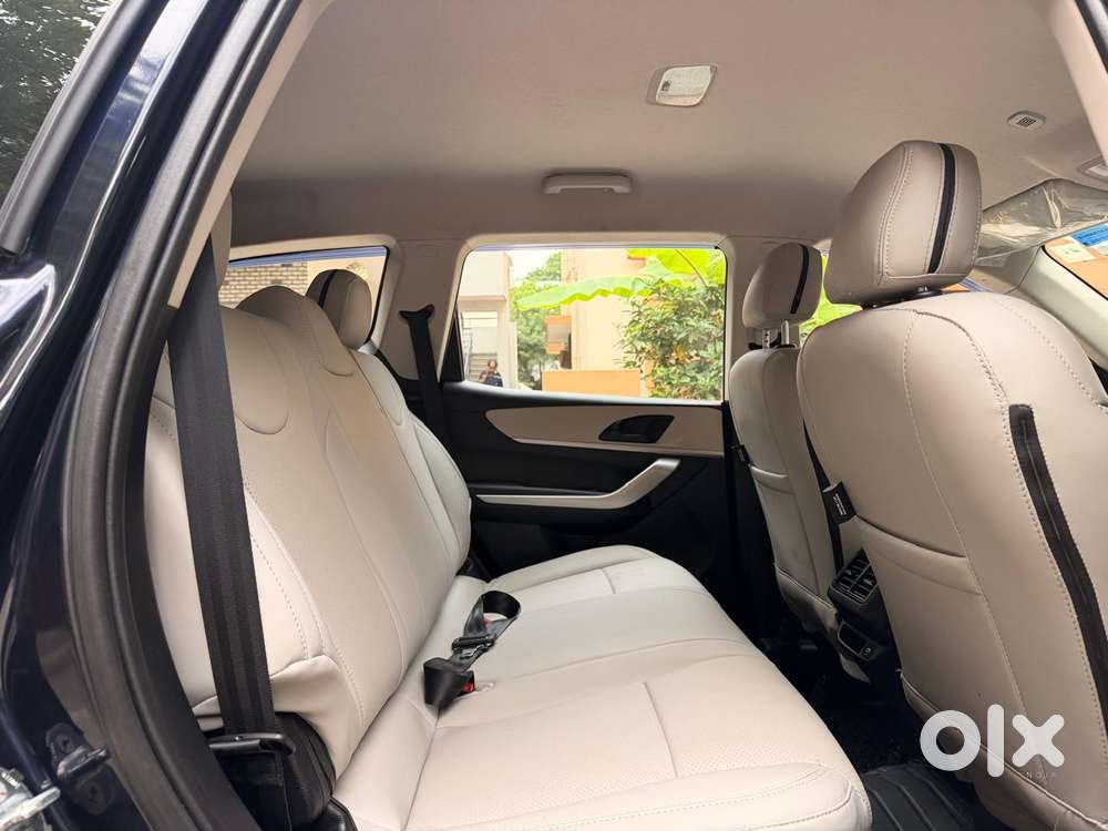 Mahindra Xuv700 Mx Petrol Mt 5 Str (e), 2022, Petrol