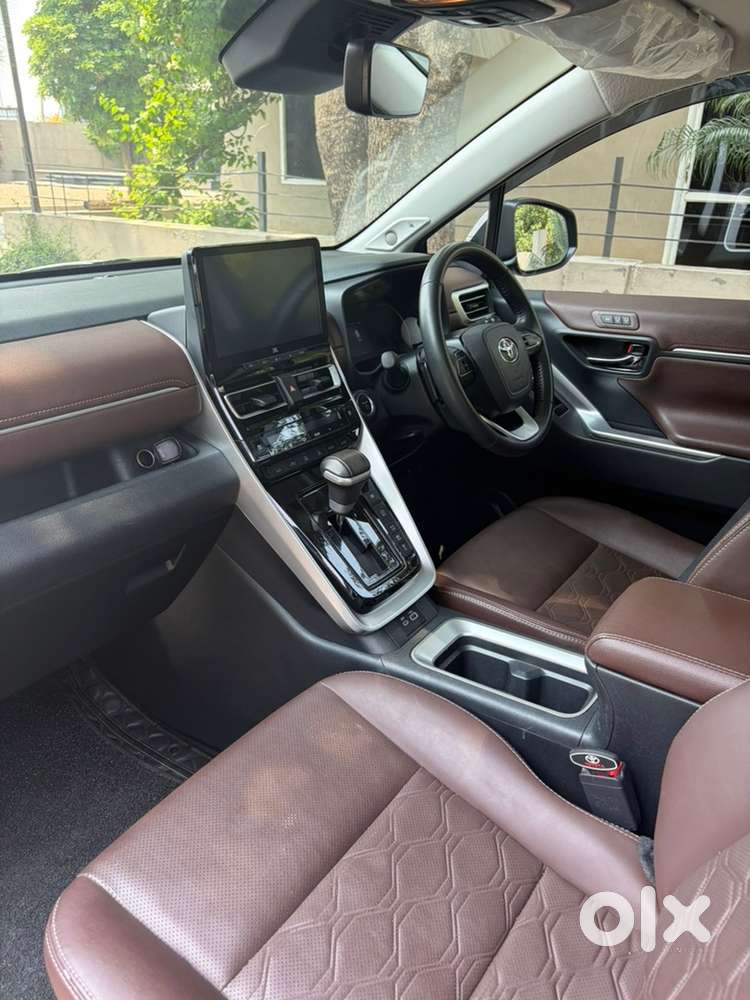 Toyota Innova Hycross 2025