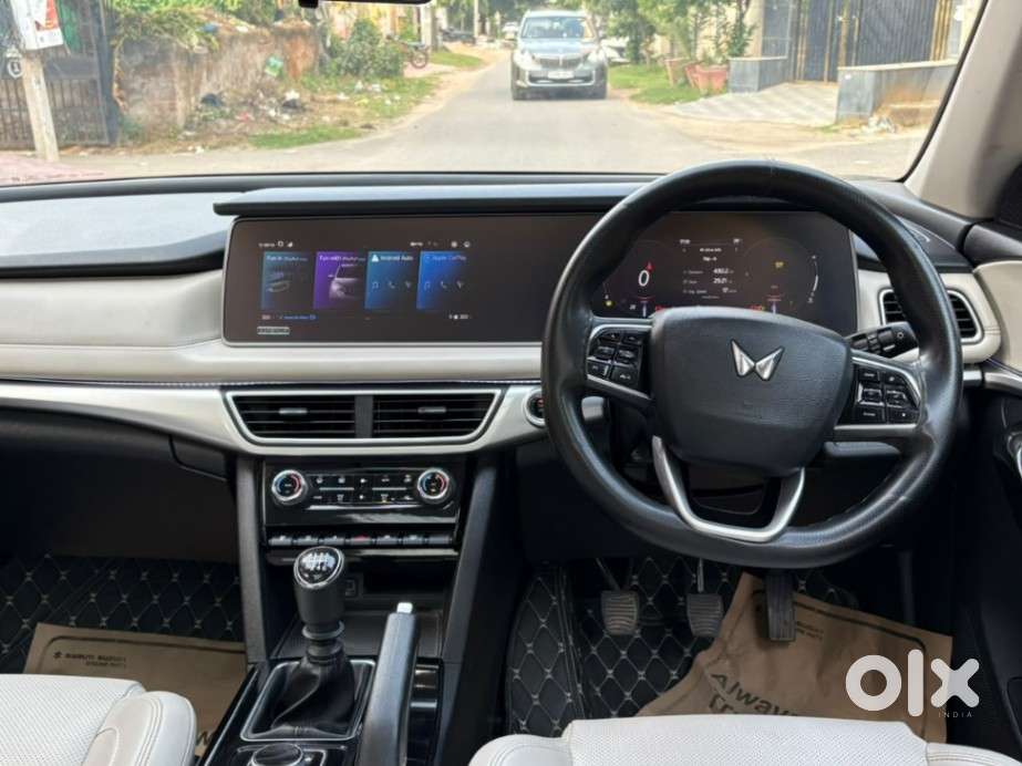 Mahindra Xuv700 2.0 Ax 7 Petrol Mt Str, 2023, Petrol