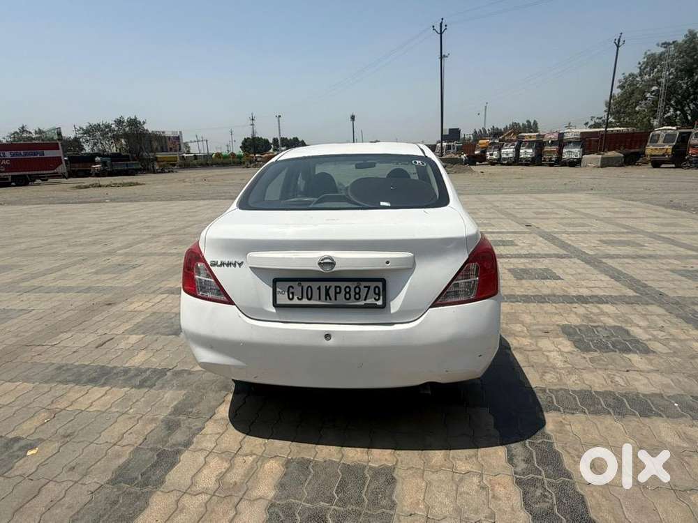 Nissan Sunny 2012