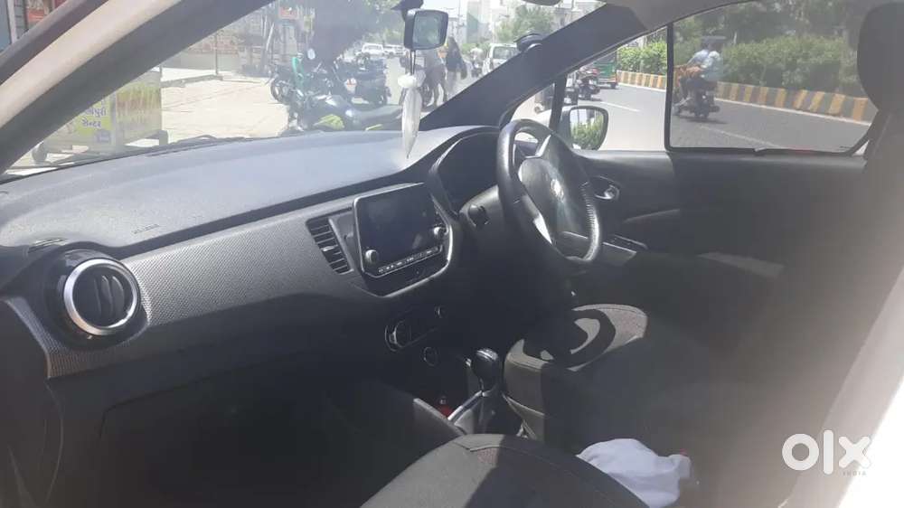 Nissankicks Xv Premium Cvt Petrol White Top Model  Well Maintained