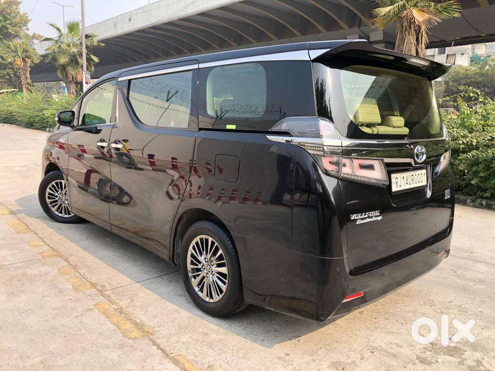 Toyota Vellfire 2.5 Executive Lounge, 2023, Cng & Hybrids