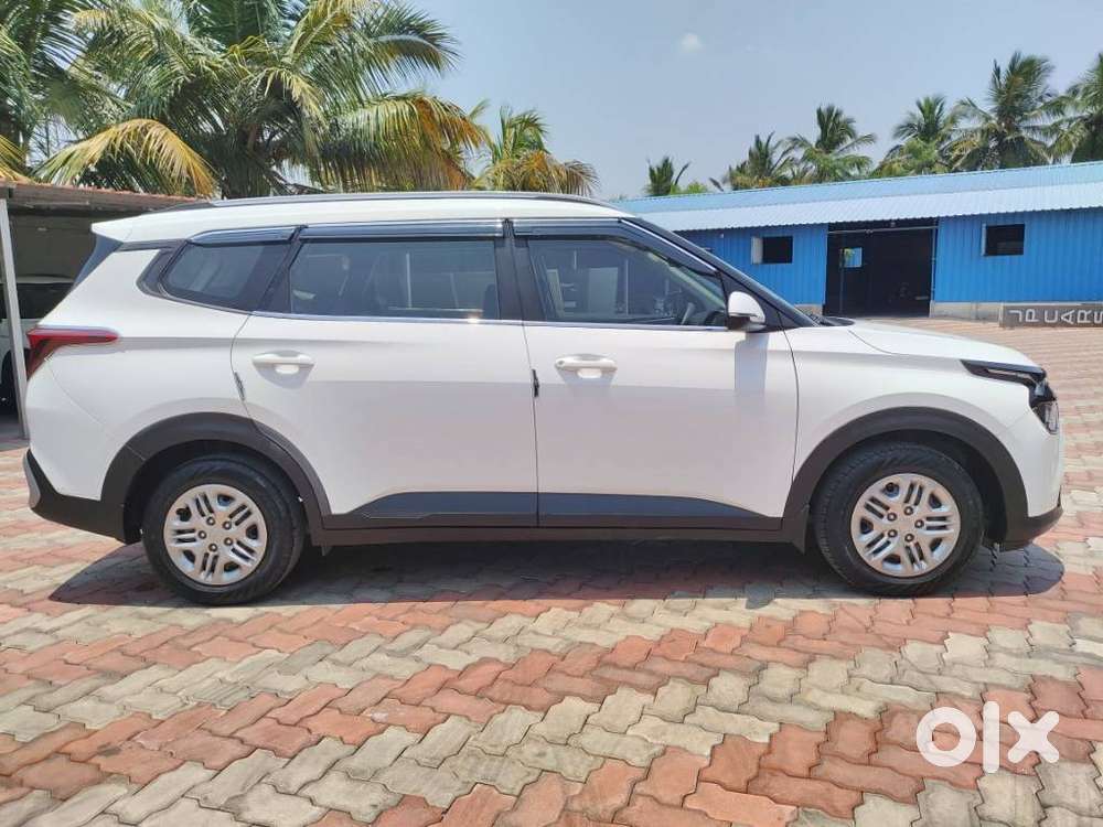 Kia Carens, 2023, Petrol