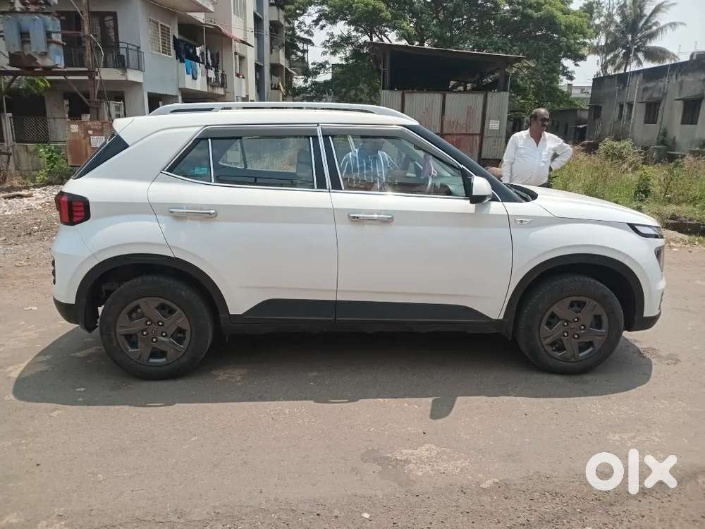 Hyundai Venue 2023 Petrol 15000 Km Driven