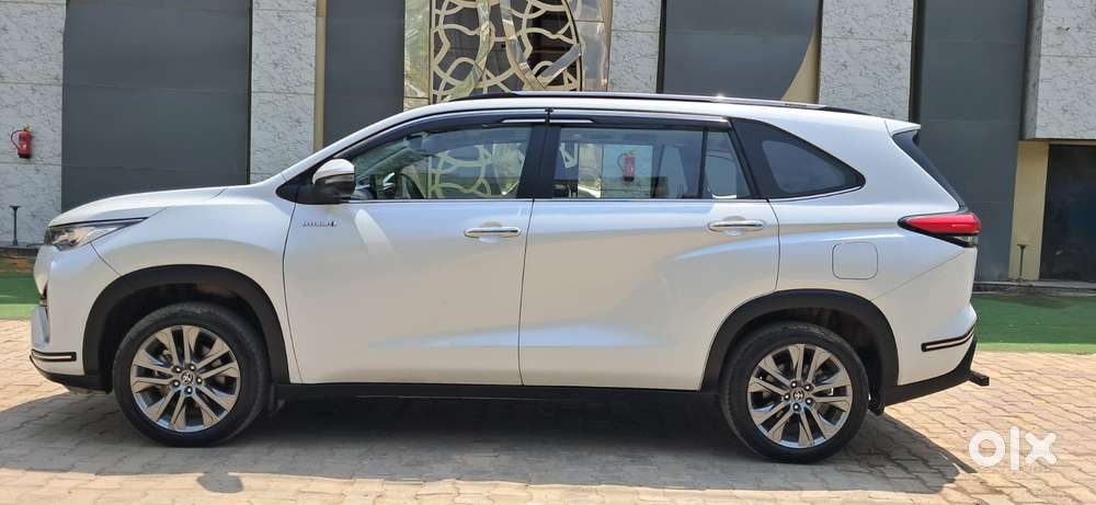 Toyota Innova Hycross