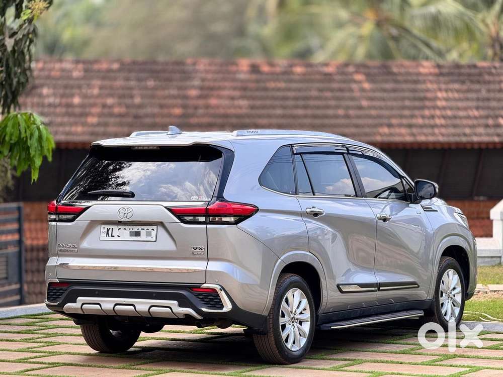 Toyota Innova Hycross