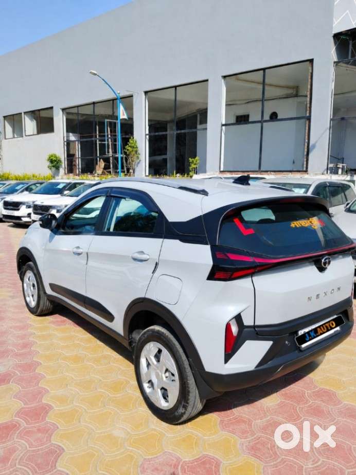 Tata Nexon, 2025, Petrol