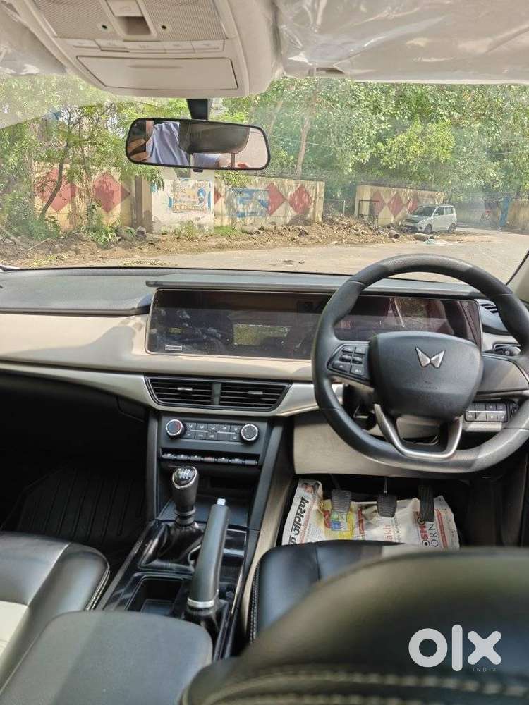 Mahindra Xuv700 2.0 Ax 5 Petrol Mt Str, 2023, Petrol
