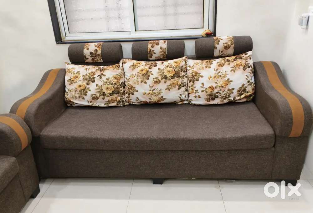 Sofa with two chairs