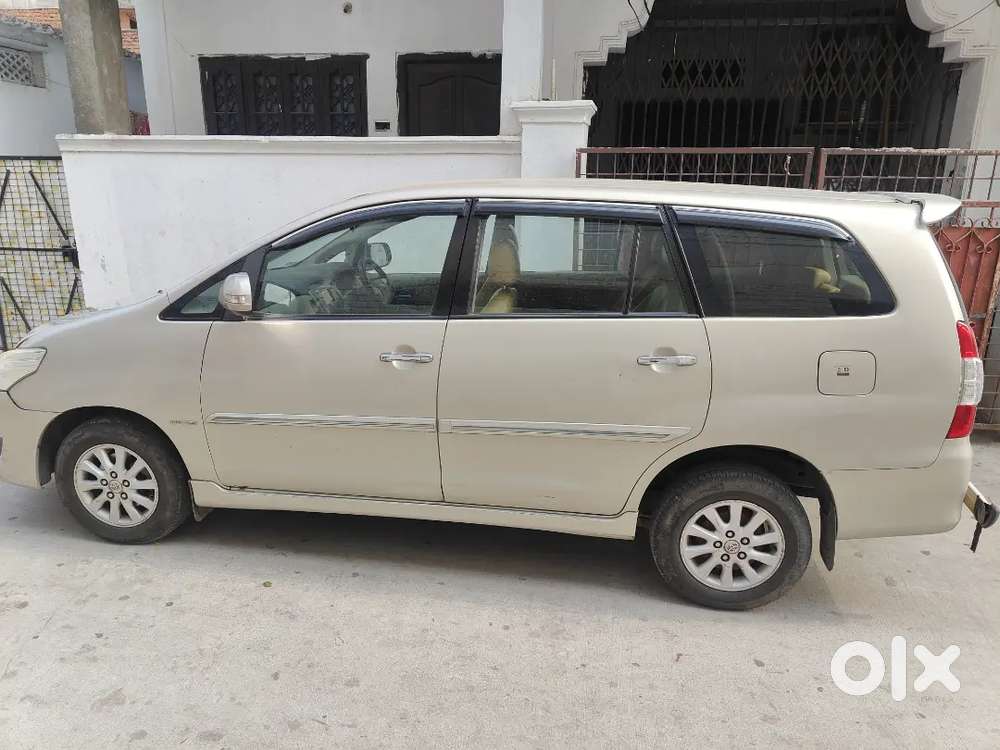 Toyota Innova 2.5v 7 Seater Gold Colour Complete Showroom Track