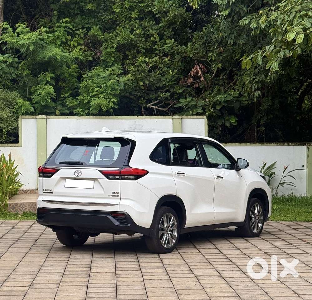 Toyota Innova Hycross 2.0 Zx (o) Hybrid 7 Str, 2023, Petrol