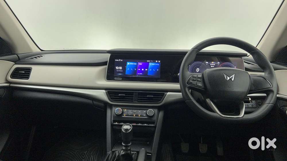 Mahindra Xuv700 2.0 Ax 5 Petrol Mt 7 Str, 2022, Petrol