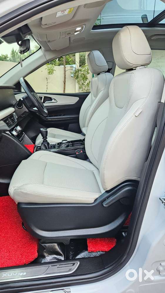 Mahindra Xuv700 2.2 Ax 7 Diesel Mt Luxury Pack Str, 2025, Diesel