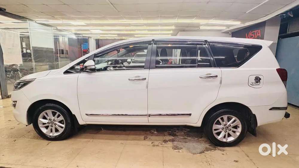 Innova Crysta 2.4 V Manual 7 Seat