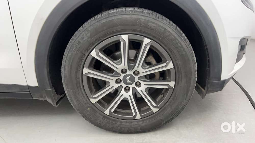 Mahindra Xuv700 2.0 Ax 7 Petrol At Str, 2022, Petrol