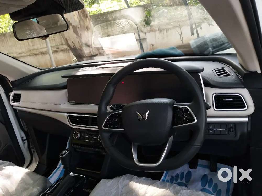 Mahindra Xuv700 2022 Petrol 11999 Kms Driven