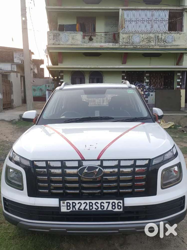 Hyundai Venue 2025 Petrol 5500 Km Driven