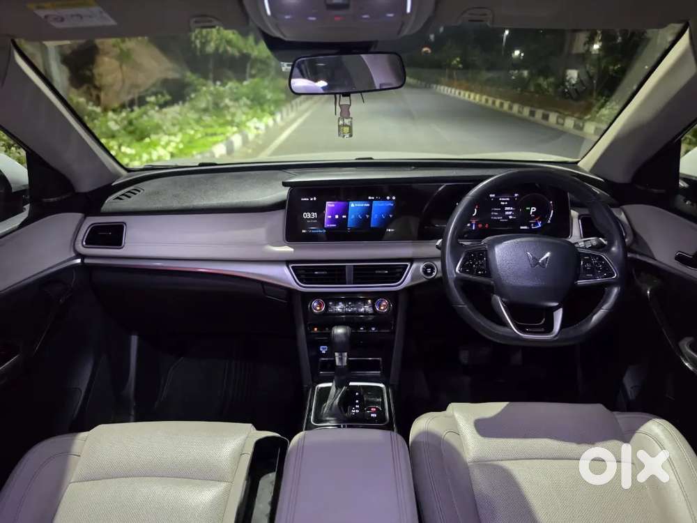 Xuv700 Ax7l Automatic. First Owner, Doctor Driven. Petrol - Like New.