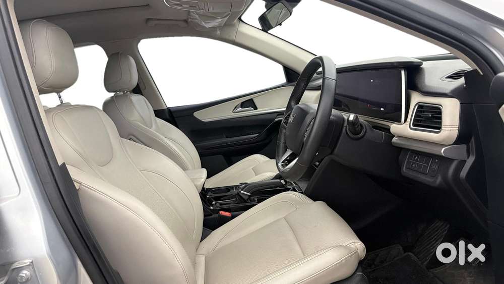 Mahindra Xuv700 2.0 Ax 7 Petrol At Str, 2022, Petrol