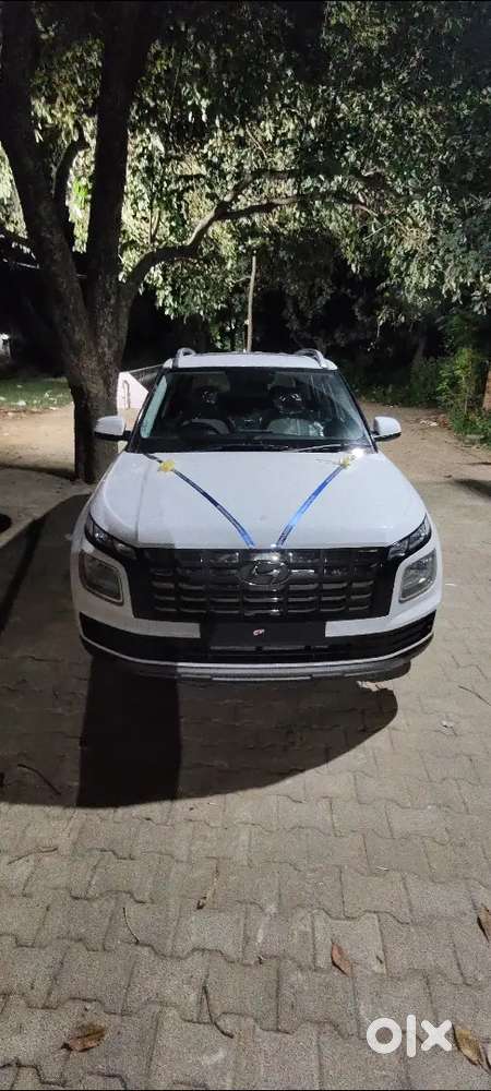 Hyundai Venue 2025 Petrol 5500 Km Driven