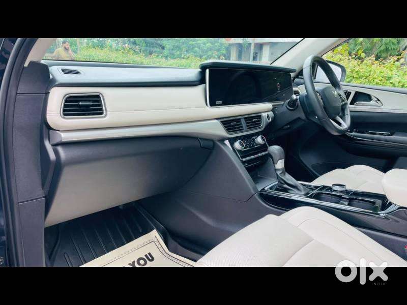 Mahindra Xuv700 Ax7l 6 Str At, 2024, Petrol