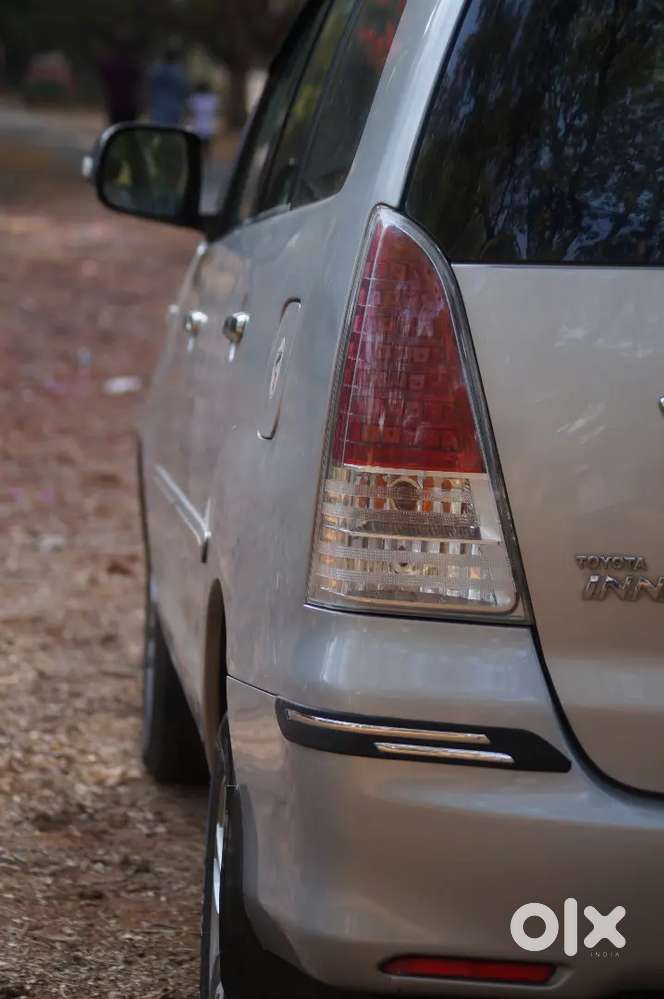 Toyota Innova 2.5v 8 Seater Diesel Engine Top Model For Sale
