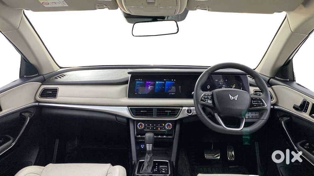 Mahindra Xuv700 2.0 Ax 7 Petrol Mt Str, 2024, Petrol