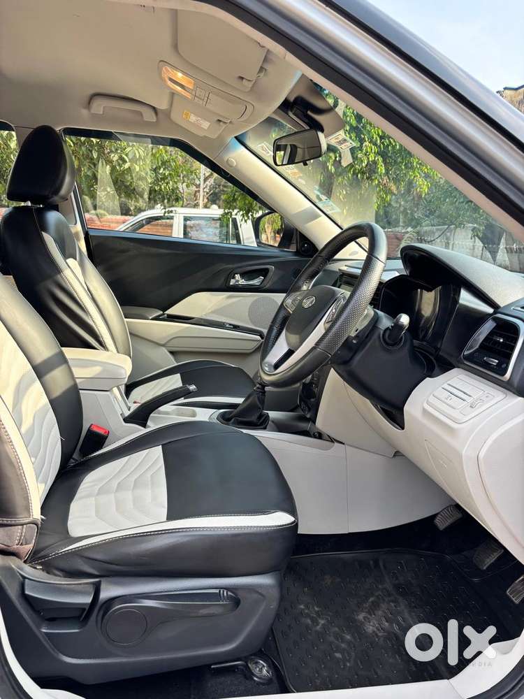 Mahindra Xuv300 W8, 2022, Petrol