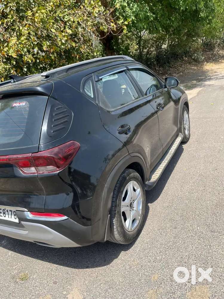 Less Driven Black Kia Sonet
