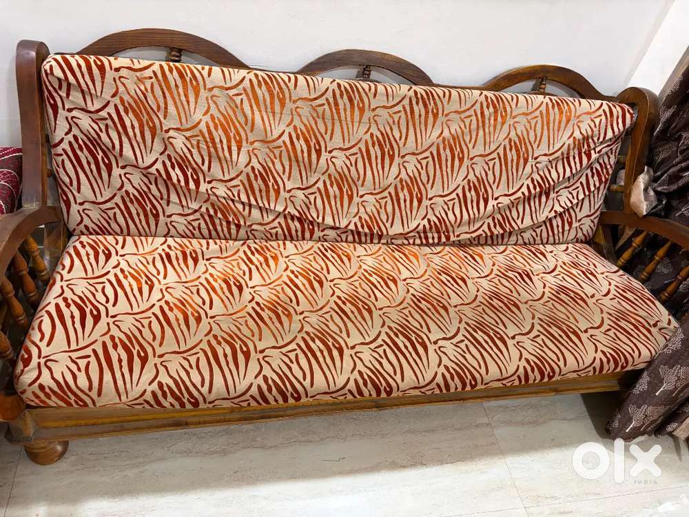 Sofa with two chairs