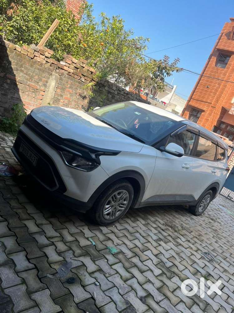 Kia Carens 2025 Petrol Well Maintained