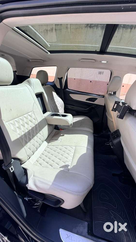 Mahindra Xuv700 2.0 Ax 5 Petrol Mt 7 Str, 2022, Petrol