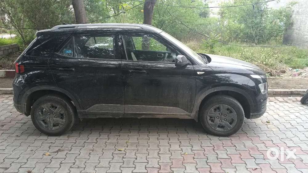 Hyundai Venue 2025 Petrol 7320 Km Driven