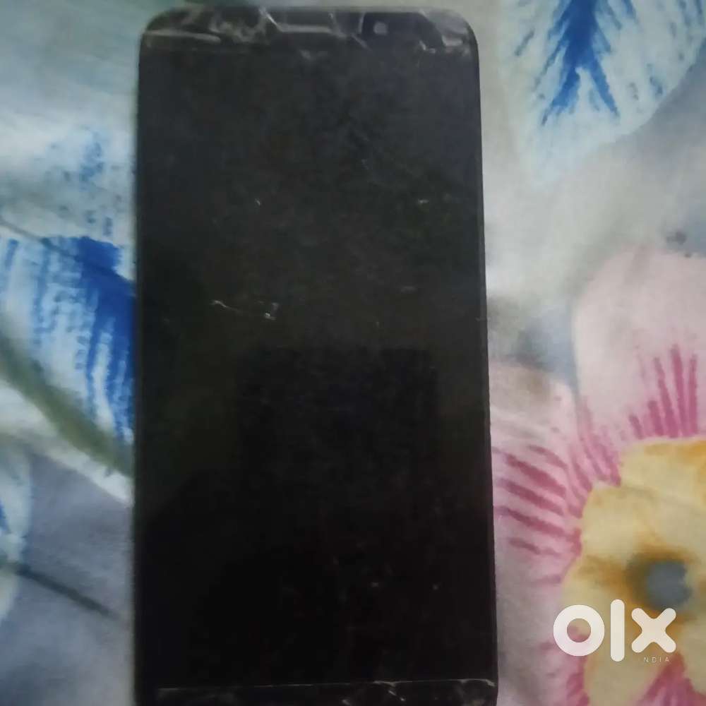 Lenovo ka phone hai mother board hai  screen hai jo pori working hai