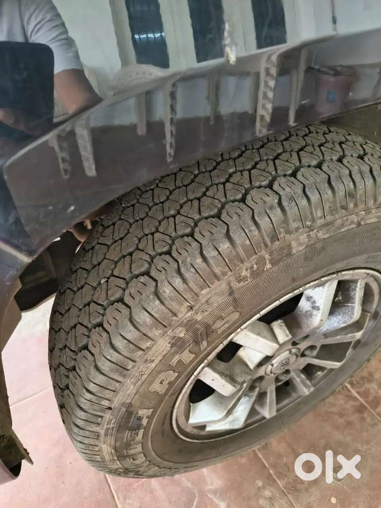 Mahindra Tuv 300 T8