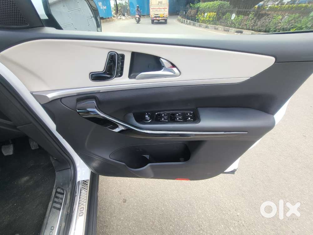 Mahindra Xuv700 Ax7 Luxury Pack Awd, 2025, Diesel